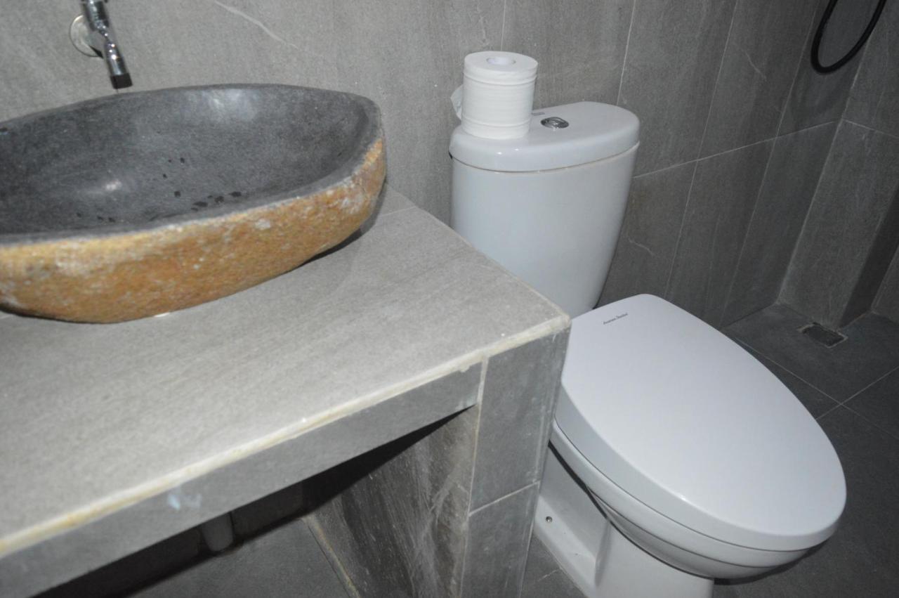 Labuan Bajo Mahoni Guesthouse Buitenkant foto