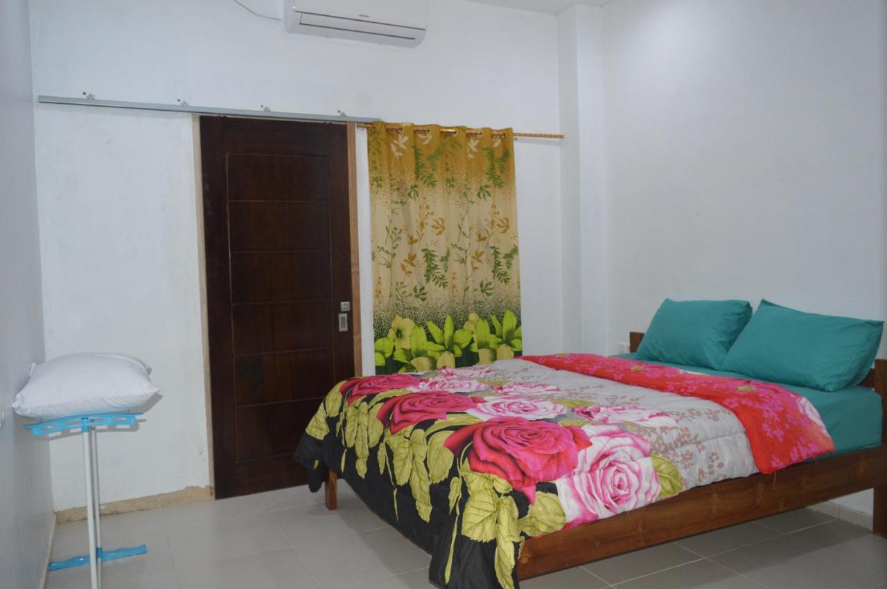 Labuan Bajo Mahoni Guesthouse Buitenkant foto