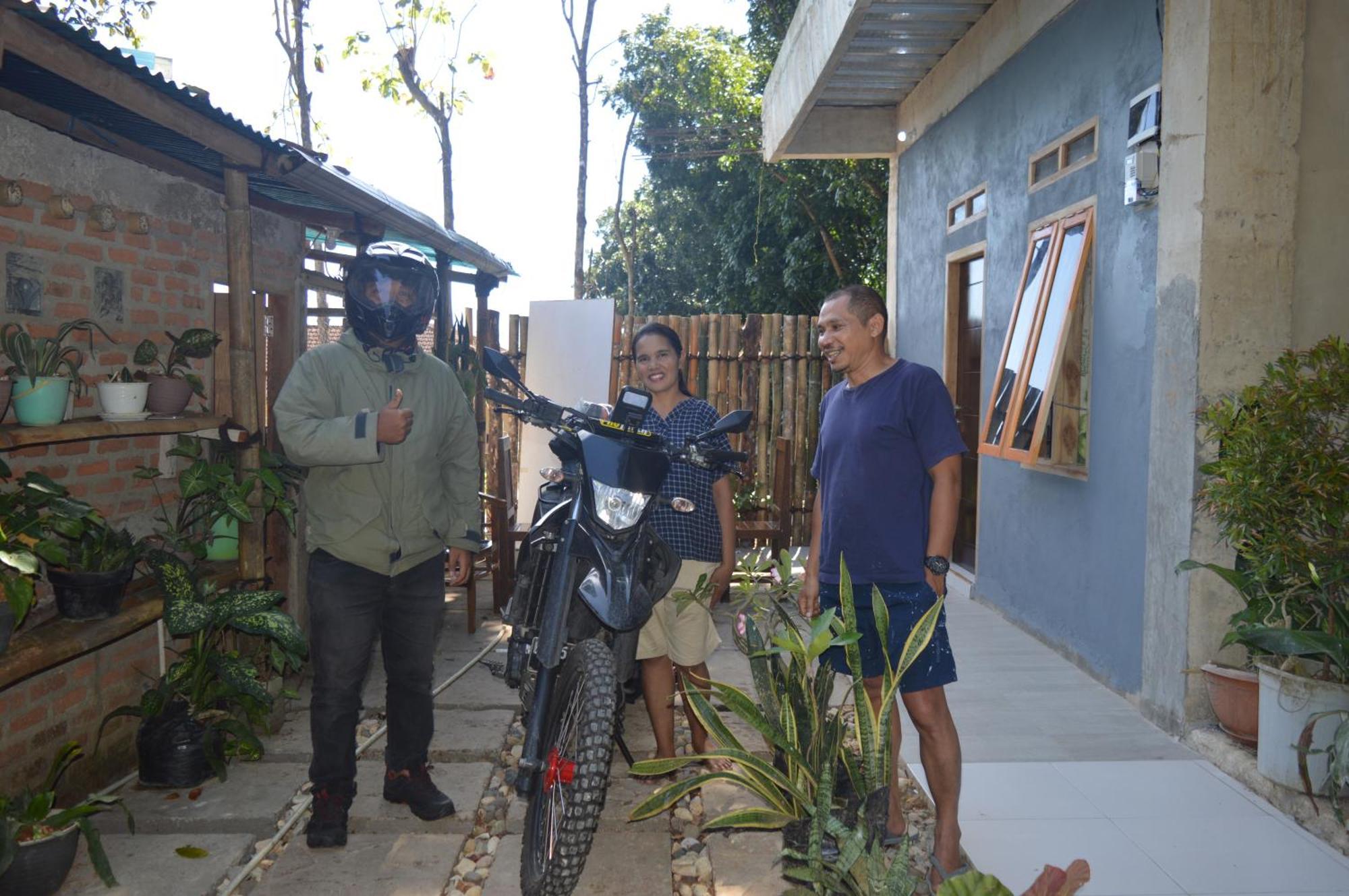 Labuan Bajo Mahoni Guesthouse Buitenkant foto