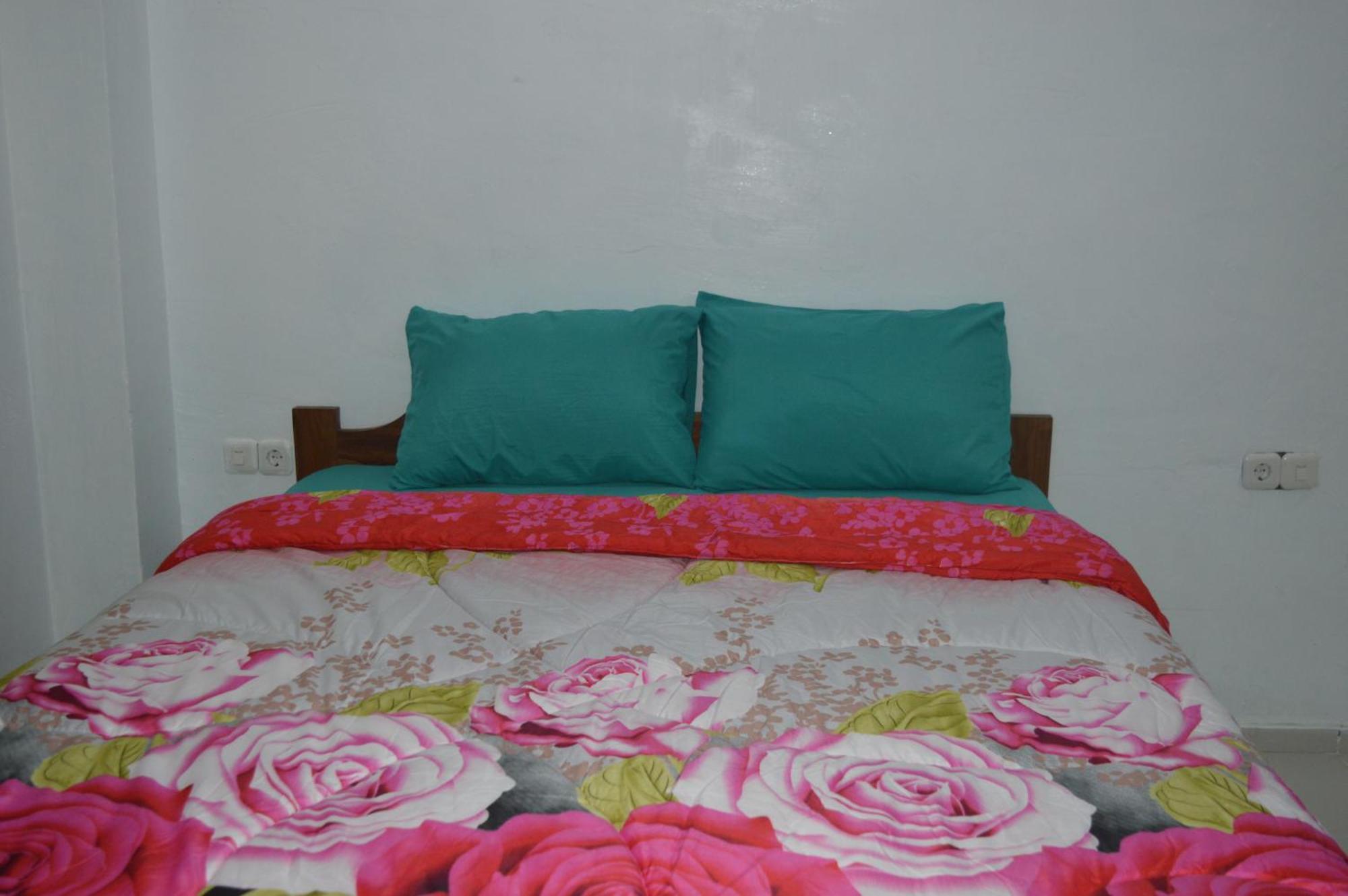 Labuan Bajo Mahoni Guesthouse Buitenkant foto