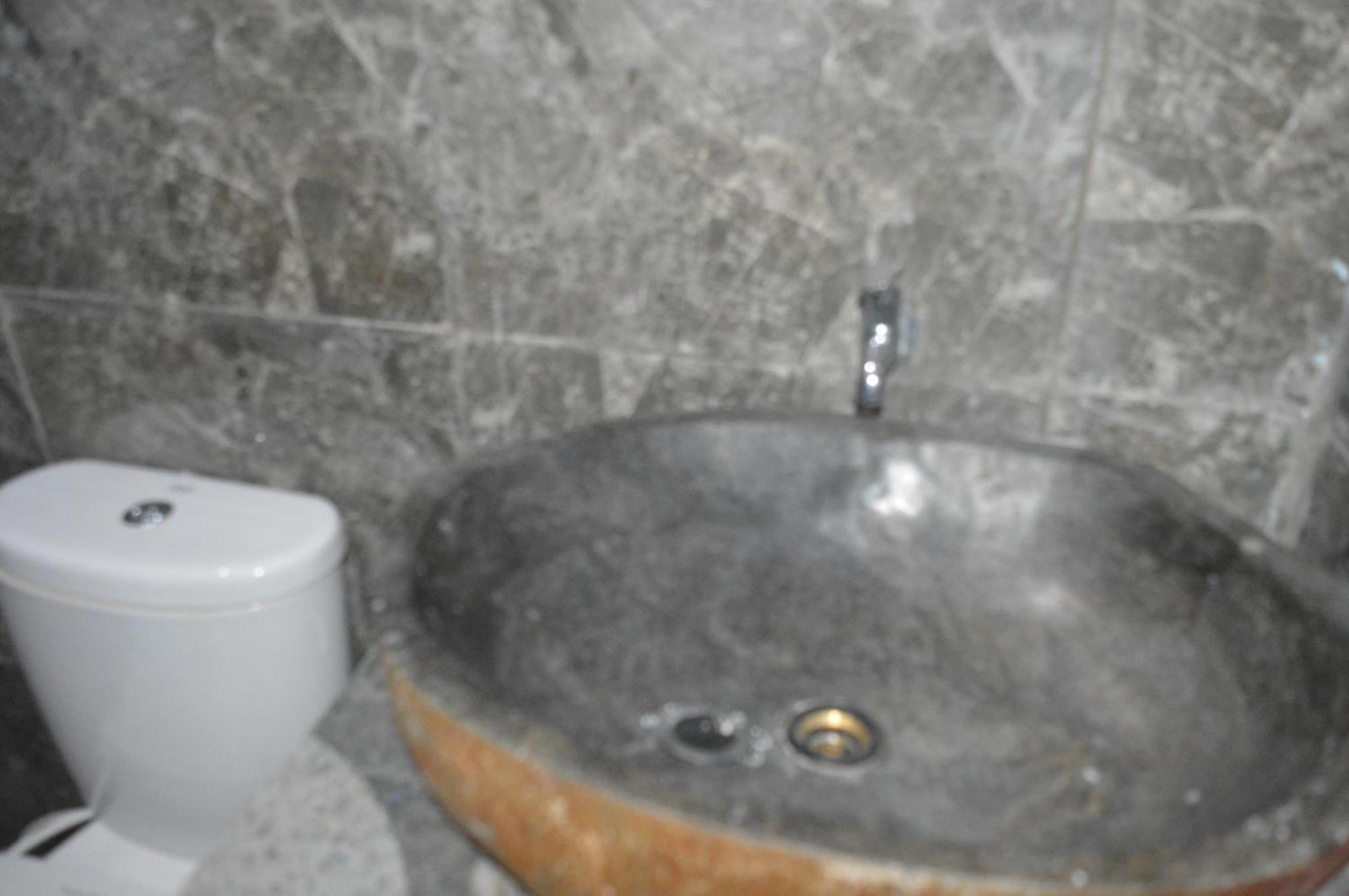 Labuan Bajo Mahoni Guesthouse Buitenkant foto