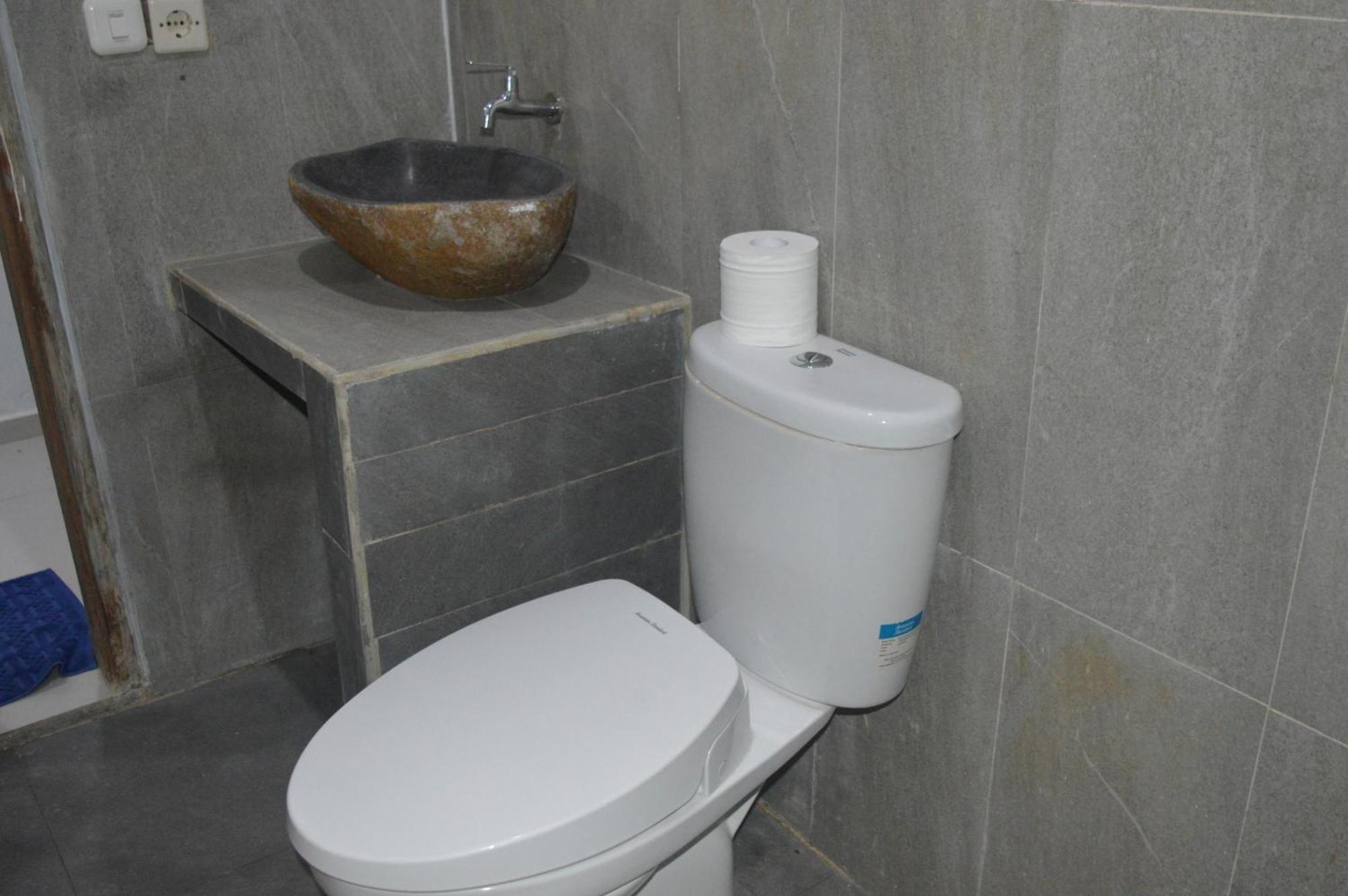 Labuan Bajo Mahoni Guesthouse Buitenkant foto