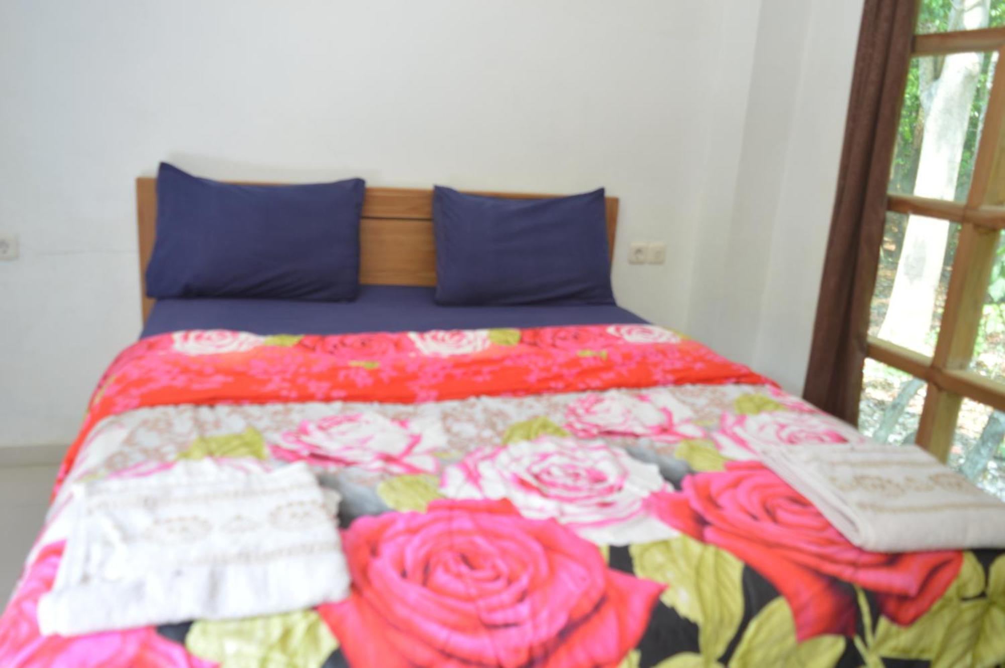 Labuan Bajo Mahoni Guesthouse Buitenkant foto